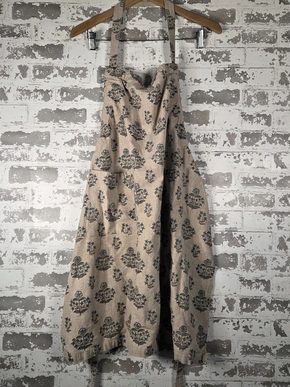 Danica Heirloom Block Print Floral Apron 100% Cotton Beige Blue Pockets Ties